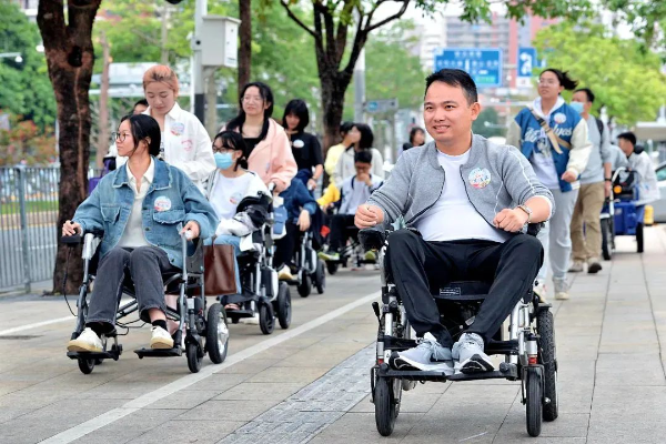 为让残疾人出行更方便,这座城市正在用科技悄悄“变身”